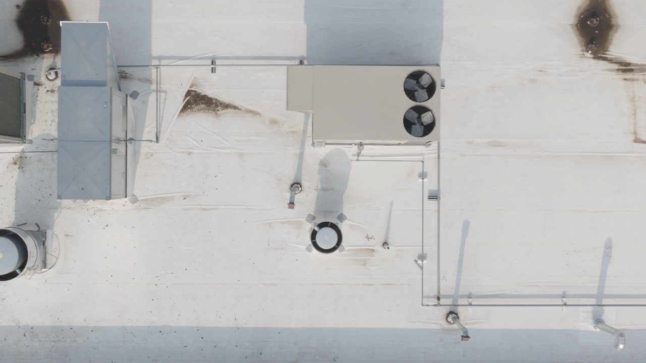 unidades de condensador hvac en el techo del edificio, disparo aéreo de dolly