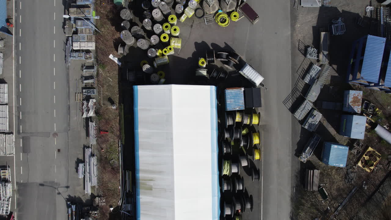 tambores de cables en almacenamiento al aire libre para equipos de construcción, empresa de alquiler