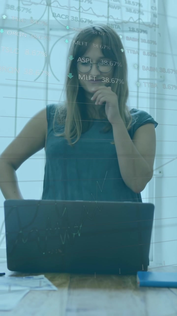 Animazione di elaborazione dati del mercato azionario con una donna pensierosa che usa il laptop in ufficio.
