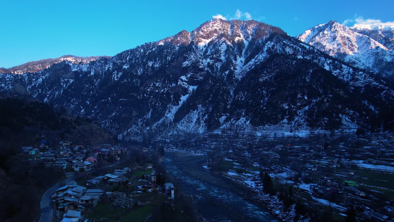 vista aérea de la carretera del valle de neelum y el río por las montañas del himalaya