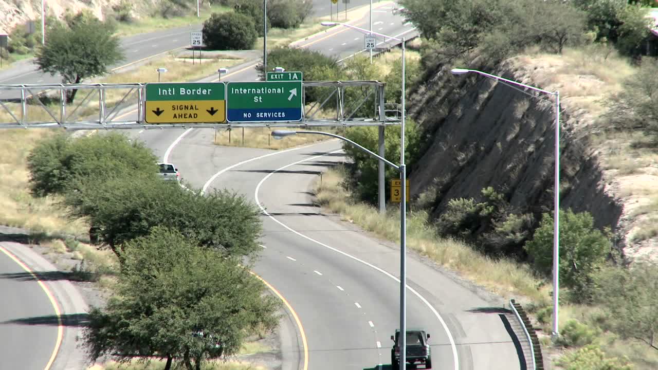 차량은 멕시코 국경에 가까운 고속도로를 따라 이동합니다.