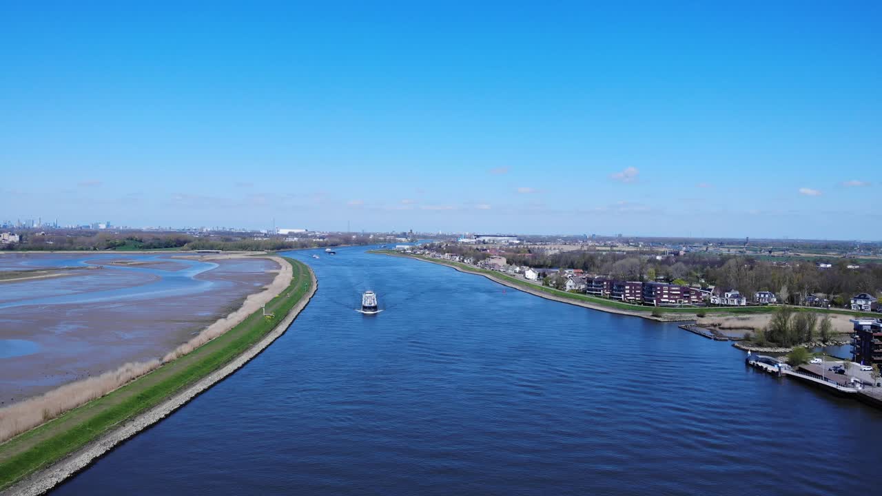 barcaza industrial que viaja en el puente noord cerca de la ciudad en hendrik-ido-ambacht, países bajos
