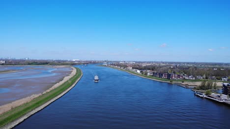 Barcaza-Industrial-Que-Viaja-En-El-Puente-Noord-Cerca-De-La-Ciudad-En-Hendrik-ido-ambacht,-Países-Bajos