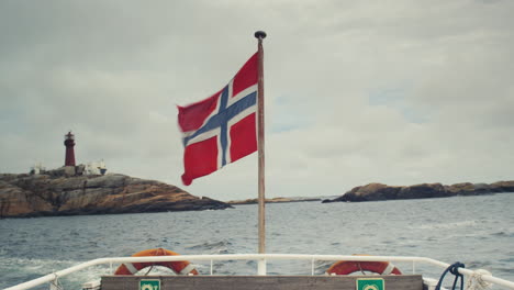 Die-Norwegische-Flagge-Weht-Im-Wind-Auf-Dem-Rücken-Eines-Mittelgroßen-Bootes