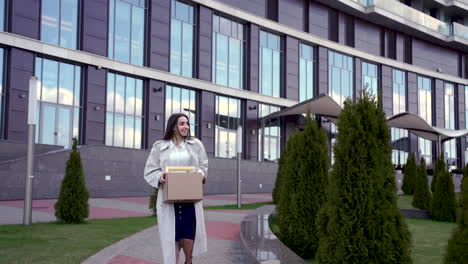 una mujer feliz camina frente a un edificio de oficinas 1