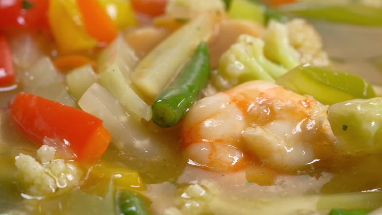 deliciosos camarones y fritos de verduras