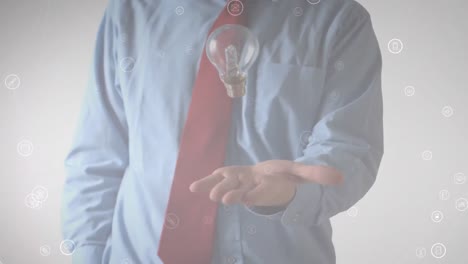 animación de iconos de medios sobre un hombre de negocios lanzando y atrapando una bombilla
