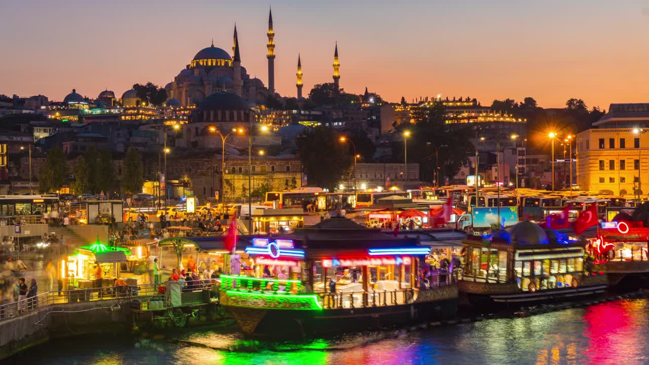 터키의 갈라타 다리에서 볼 수 있는 이스탄불 시의 낮과 밤의 타임스