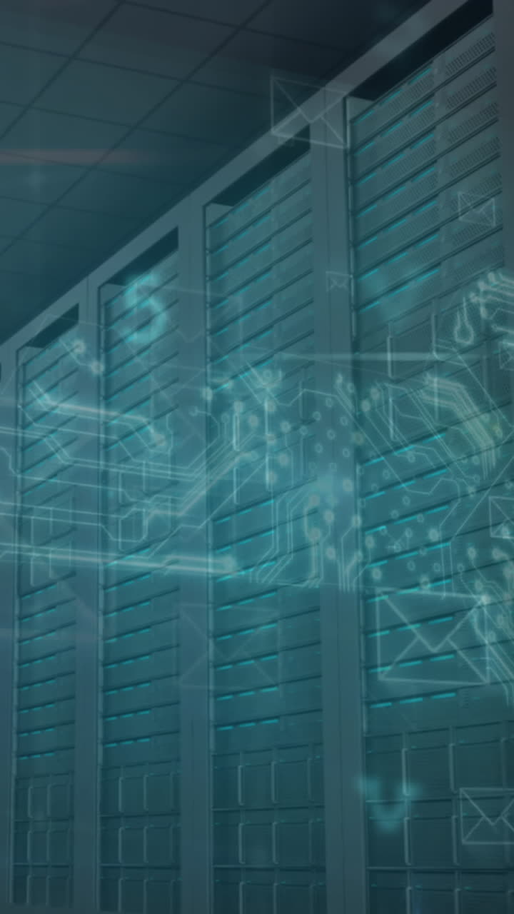 animación de texto de advertencia de ataque cibernético, sobres y números procesados a través de servidores informáticos