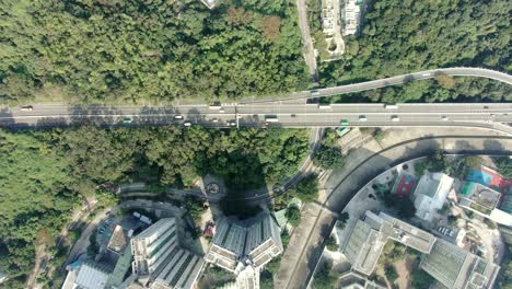 rascacielos del centro de la ciudad de hong kong y tráfico urbano, vista aérea