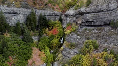 hermosa cascada en las montañas de utah con vibrantes colores de otoño, antena