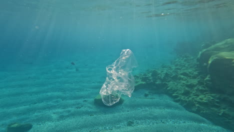 basura en el fondo del mar