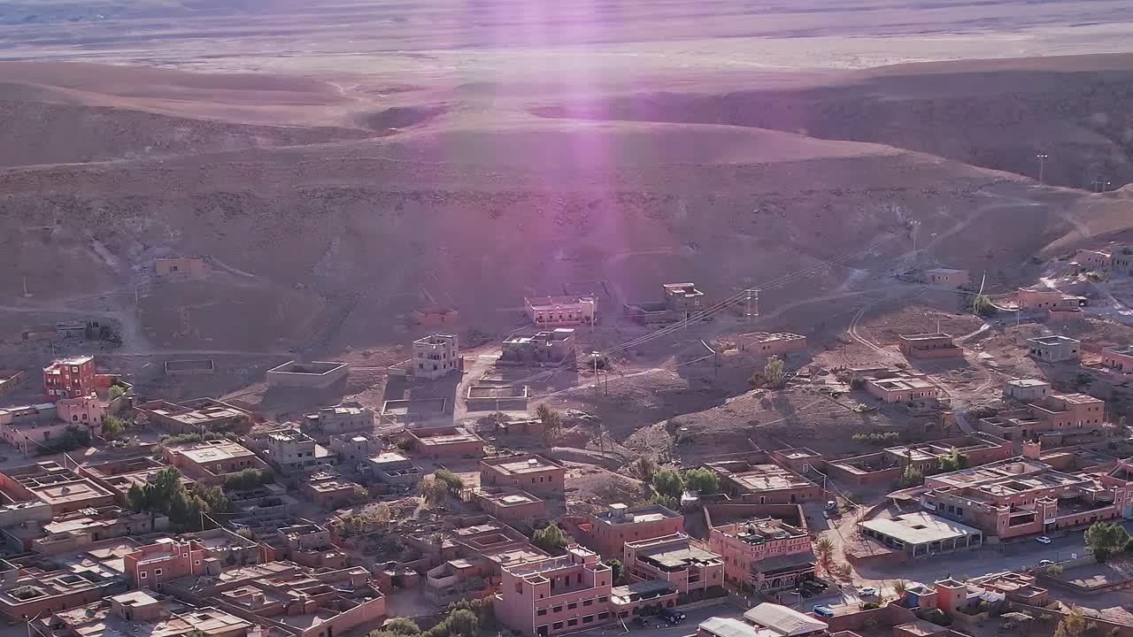 Veduta aerea di un paesino in Marocco circondato da colline e deserto