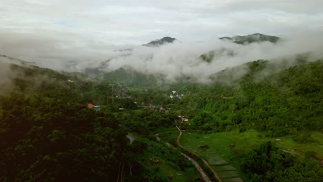 Luftaufnahme,-Die-Während-Der-Regenzeit-über-Dem-üppig-Grünen-Tropischen-Regenwaldberg-Mit-Regenwolkendecke-Auf-Dem-Reservierten-Nationalpark-Des-Doi-Phuka-berges-Im-Nordthailand-Fliegt