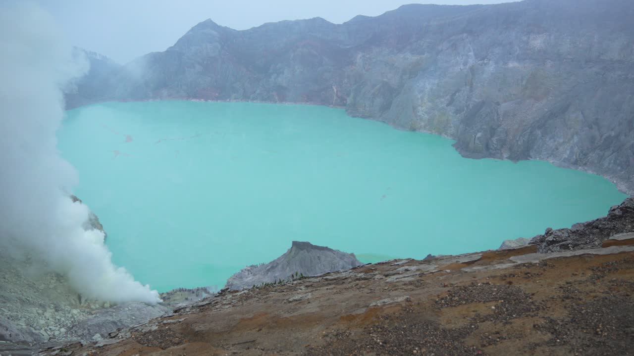 Kawah Ijen volcano crater caldera sulfuric lake turquoise-coloured acidic water nature Indonesia