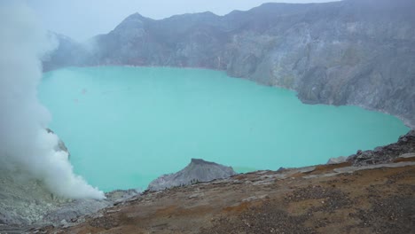 kawah ijen volcano crater caldera sulfuric lake turquoise-coloured acidic water nature indonesia