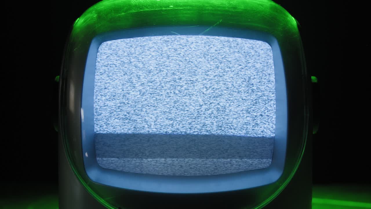 레트로 tv, 노스탈기적인 설정으로 빈티지 tv, 레트로 tv는 화면에 곡물을 표시합니다, 무서운 할로윈 밤 장치, 크로마 키 및 그린 스크린에 좋습니다.