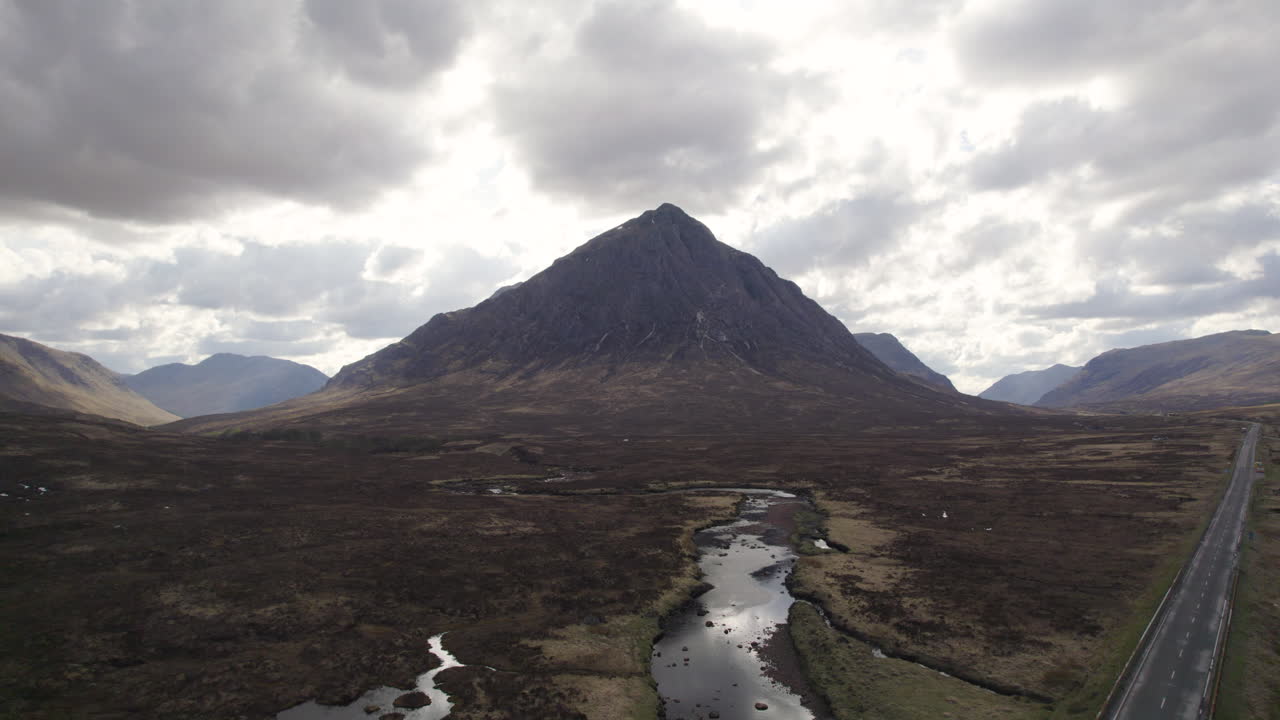 aerial del icónico pico de la montaña escocesa el buachaille en las hermosas tierras altas de escocia