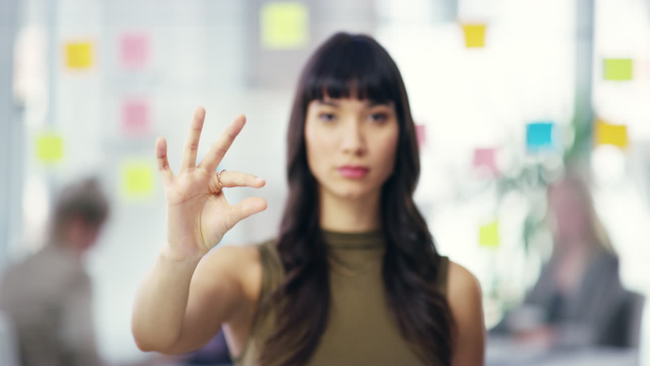 una atractiva joven mujer de negocios que muestra un poco