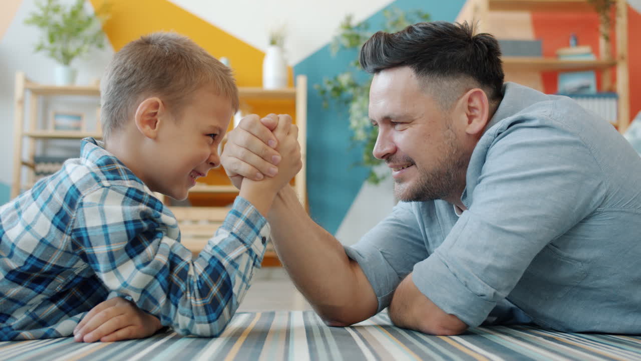 padre e hijo luchando con el brazo