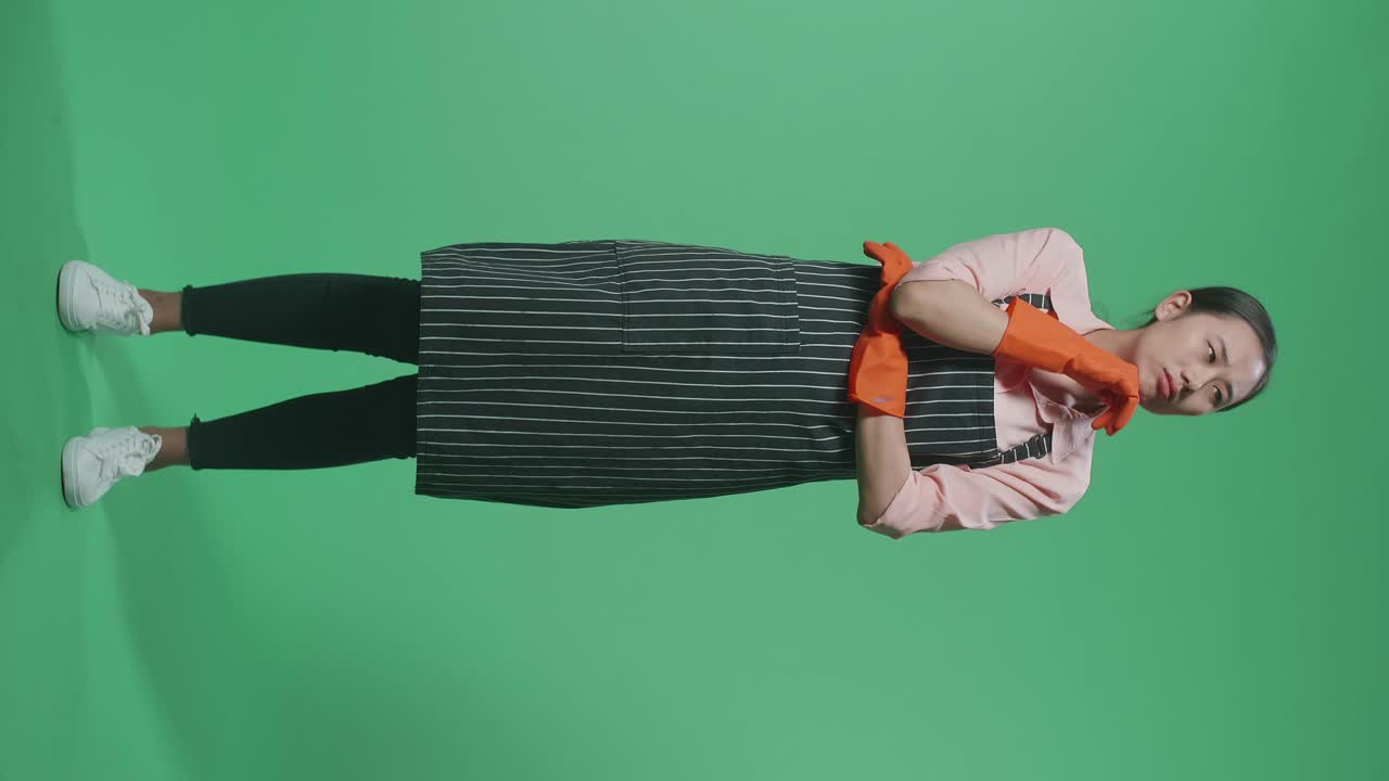 청소복을 입은 여자