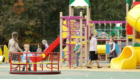 Niños-Jugando-En-Un-Patio-De-Recreo-Al-Aire-Libre