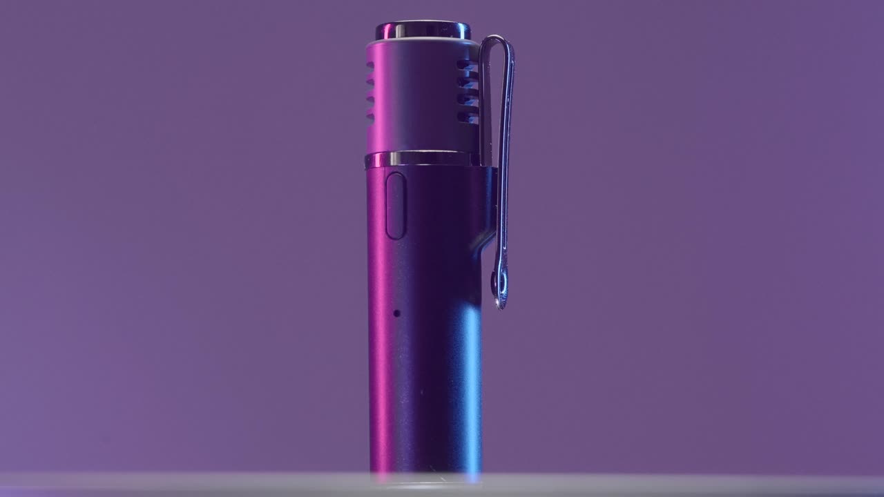 화려한 조명 속의 모던 스타일러스 펜