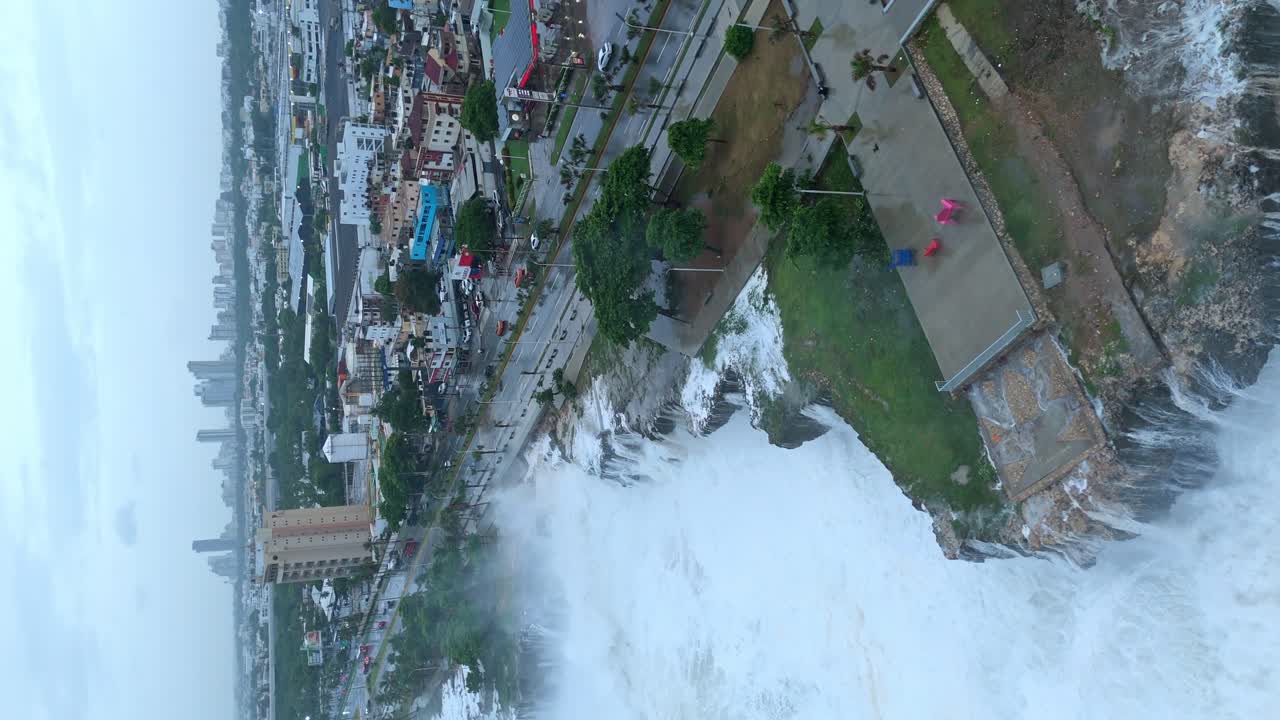 도미니카 공화국의 토마스 시를 침수하는 카리브 해의 강한 거품 물결의 수직 드론