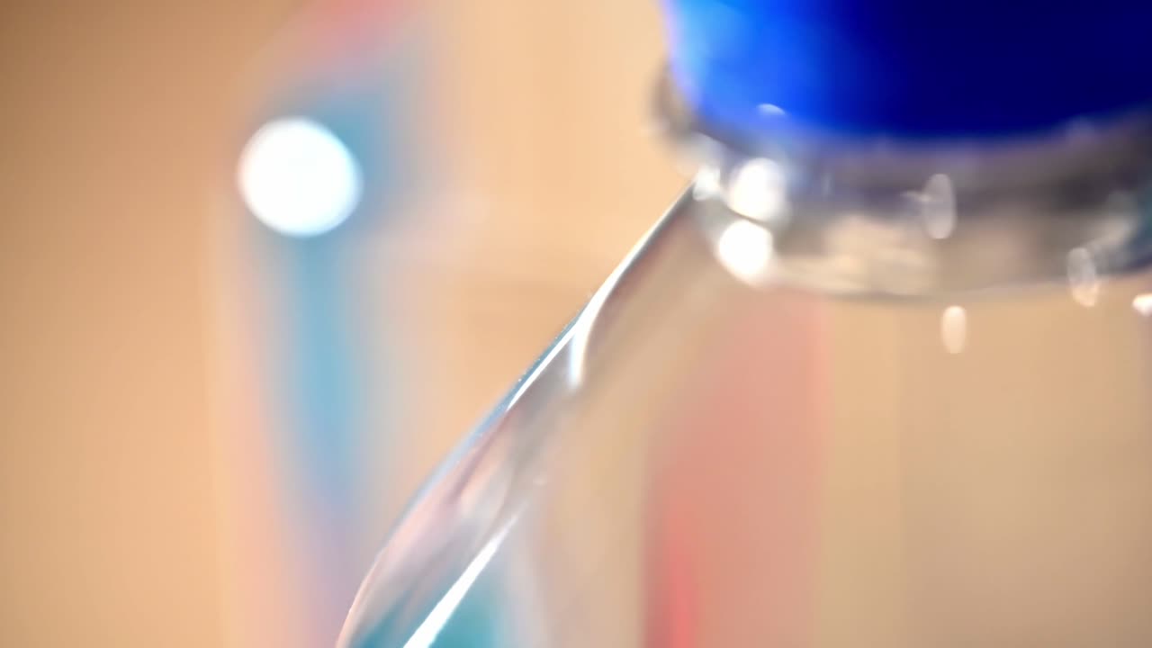 tapas de botellas de agua azul brillante que retienen el agua de manantial cristalina clara de fiji