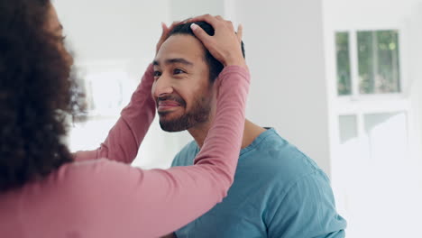 baño, pareja feliz y cuidado del pelo de la cara