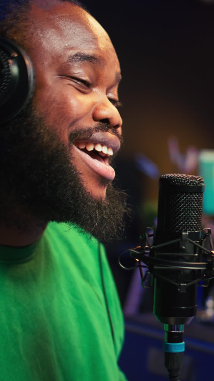 Glad afroamerikansk mand optager podcast i studie