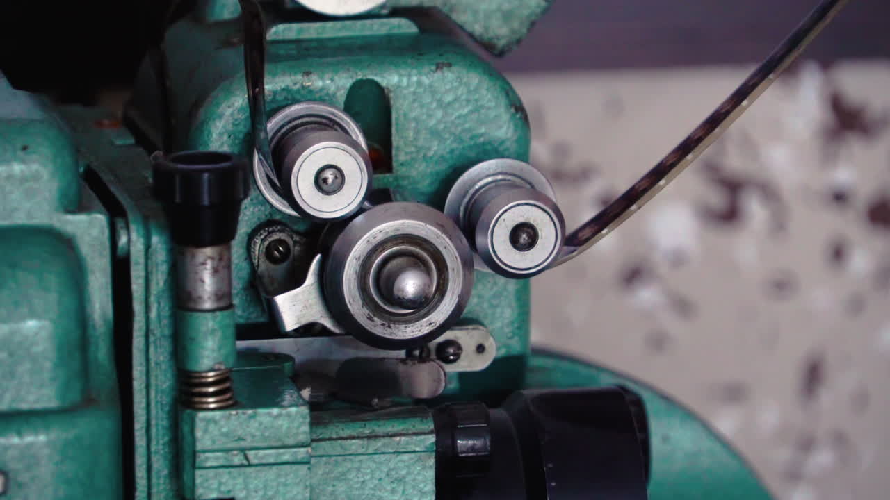 equipo de cine retro verde con rodillos y carretes metálicos