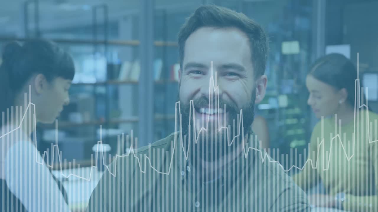 animación del procesamiento de datos financieros sobre diversas personas de negocios en la oficina