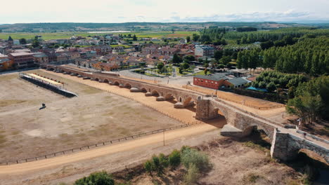 antiguo puente de piedra y vista aérea de la ciudad