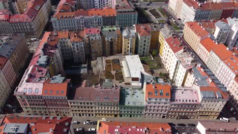 Vista-Aérea-De-Edificios-Con-Patio-Interior-En-Praga