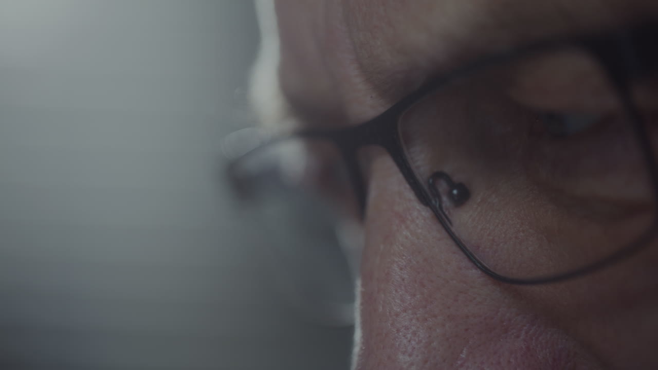 el espía escucha grabaciones discretas.