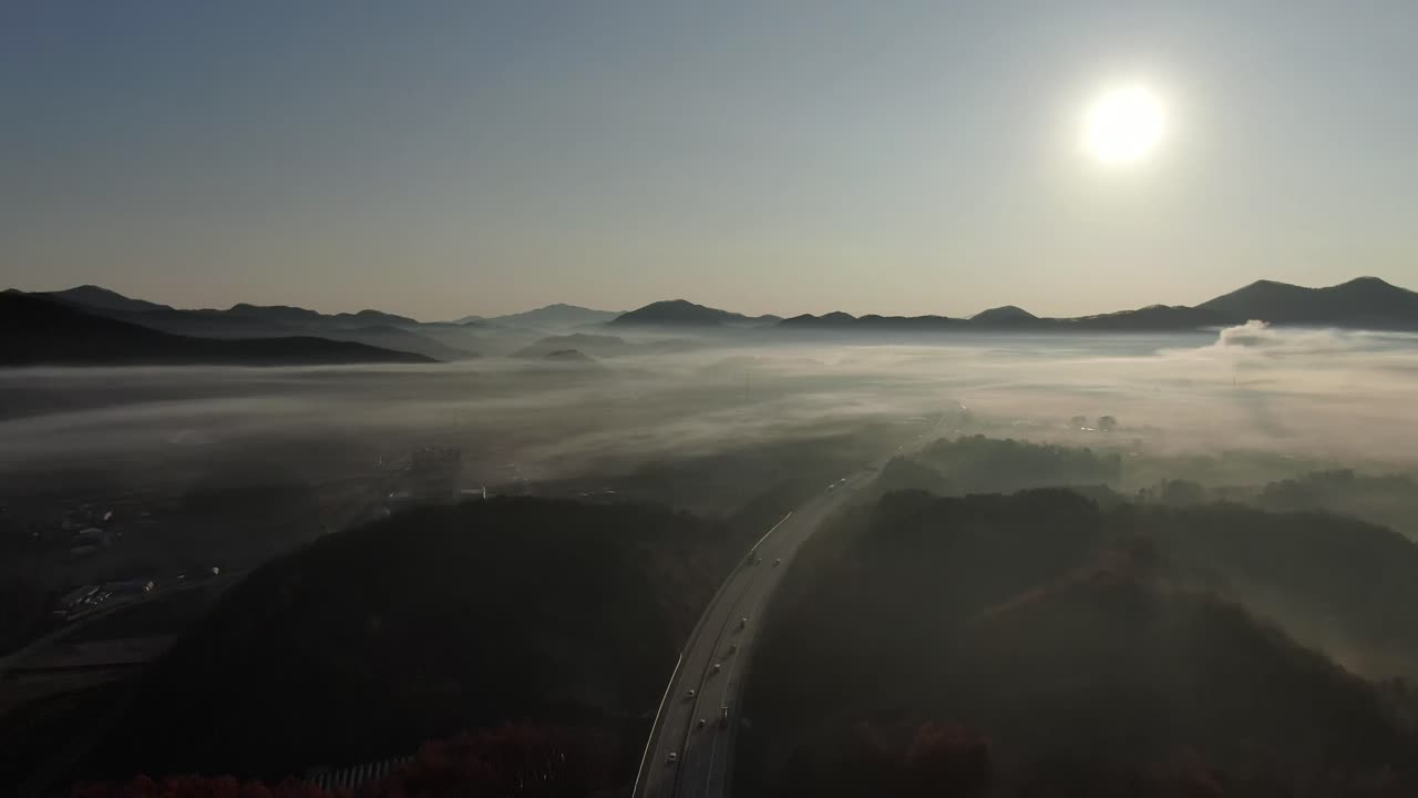 안개가 자욱한 가을 고속도로 장면