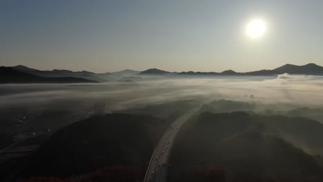 Una-Escena-De-Carretera-De-Otoño-Brumoso