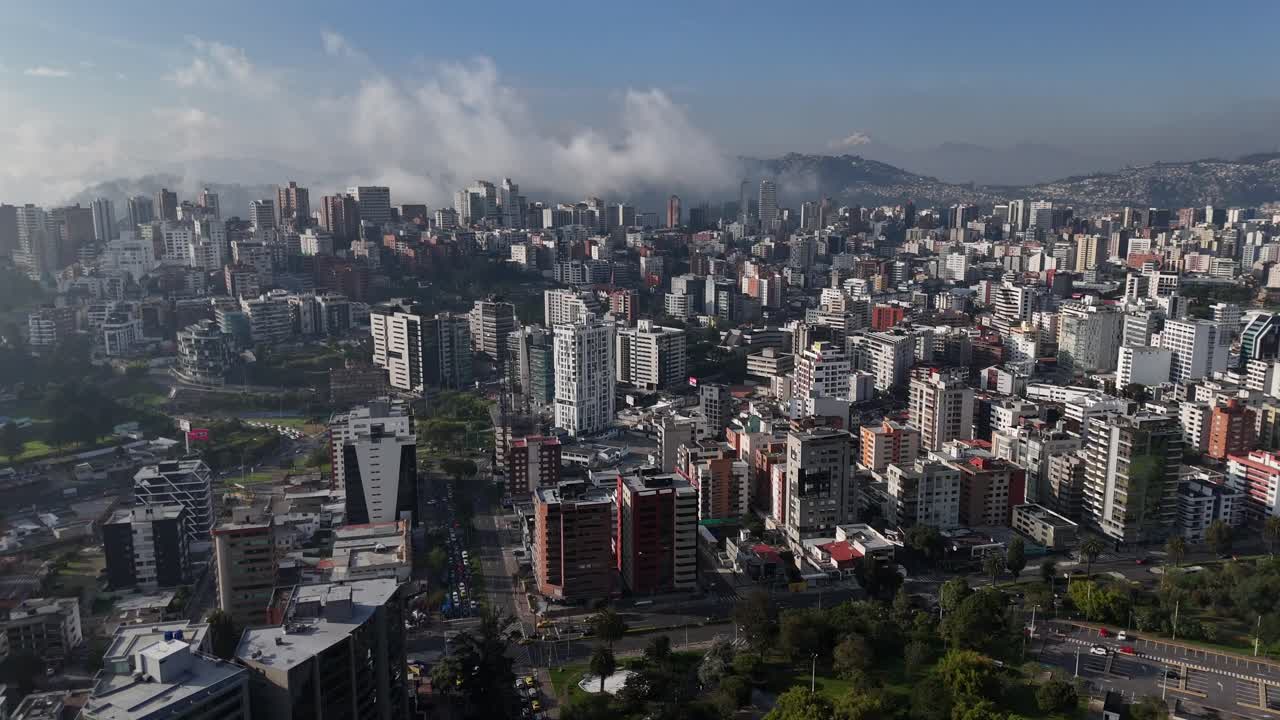 drone video vista aérea imágenes de quito amanecer temprano ciudad capital de ecuador la carolina parque tráfico catedral metropolitana de quito horizonte sudamericano