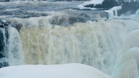 una alta velocidad de fotogramas 4k disparo de medio ambiente naturaleza turismo viajes punto de referencia congelado invierno pisew kwasitchewan cae cascada parque provincial cerca de thompson manitoba norte ártico paisaje de canadá