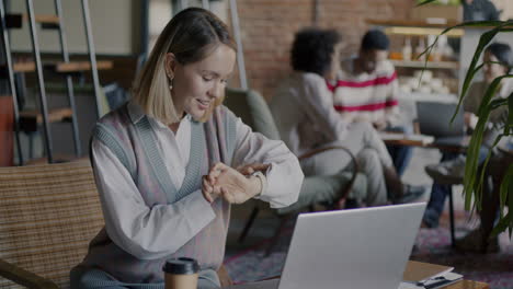 mujer trabajando en una computadora portátil en un café