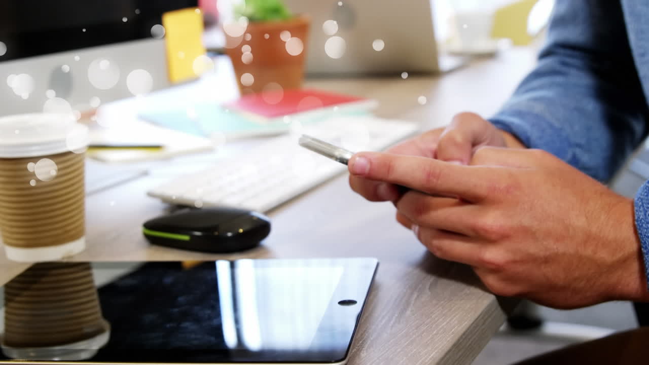 primer plano de manos de hombres escribiendo en su teléfono móvil apoyados en el escritorio