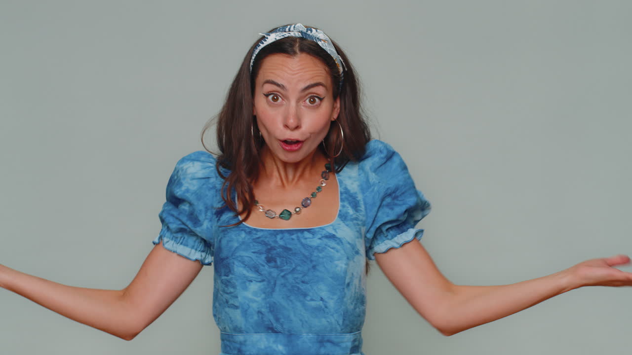 desconcertada mujer culpable señalando con los dedos a sí misma preguntar decir quién me no gracias no lo necesito, rechazo