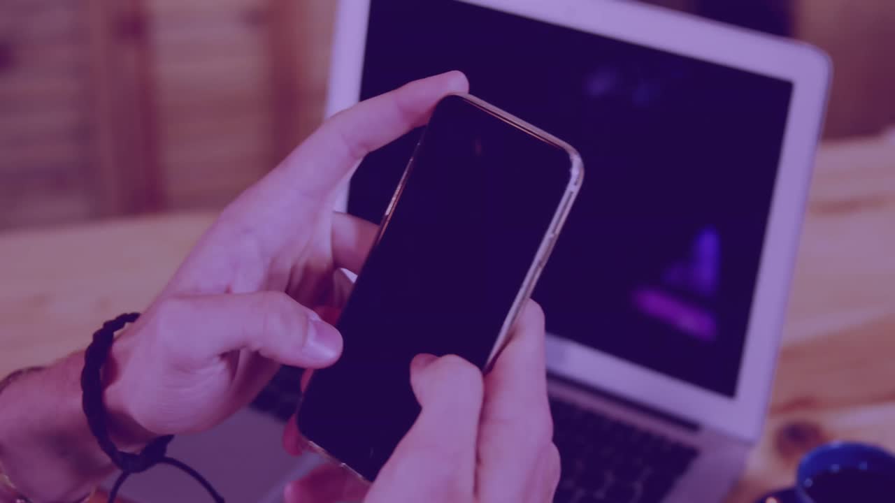 스마트폰을 사용하는 카우카스계 사업가에 대한 금융 데이터 처리 애니메이션