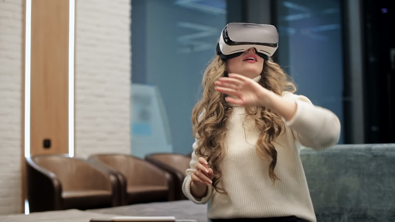 Una donna caucasica bionda che indossa un visore VR e inizia a esplorare la realtà virtuale in un ufficio