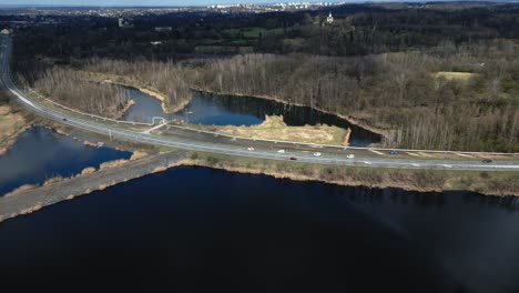 una vista panorámica desde un dron de una carretera que serpentea entre los lagos creados por el hundimiento de la mina