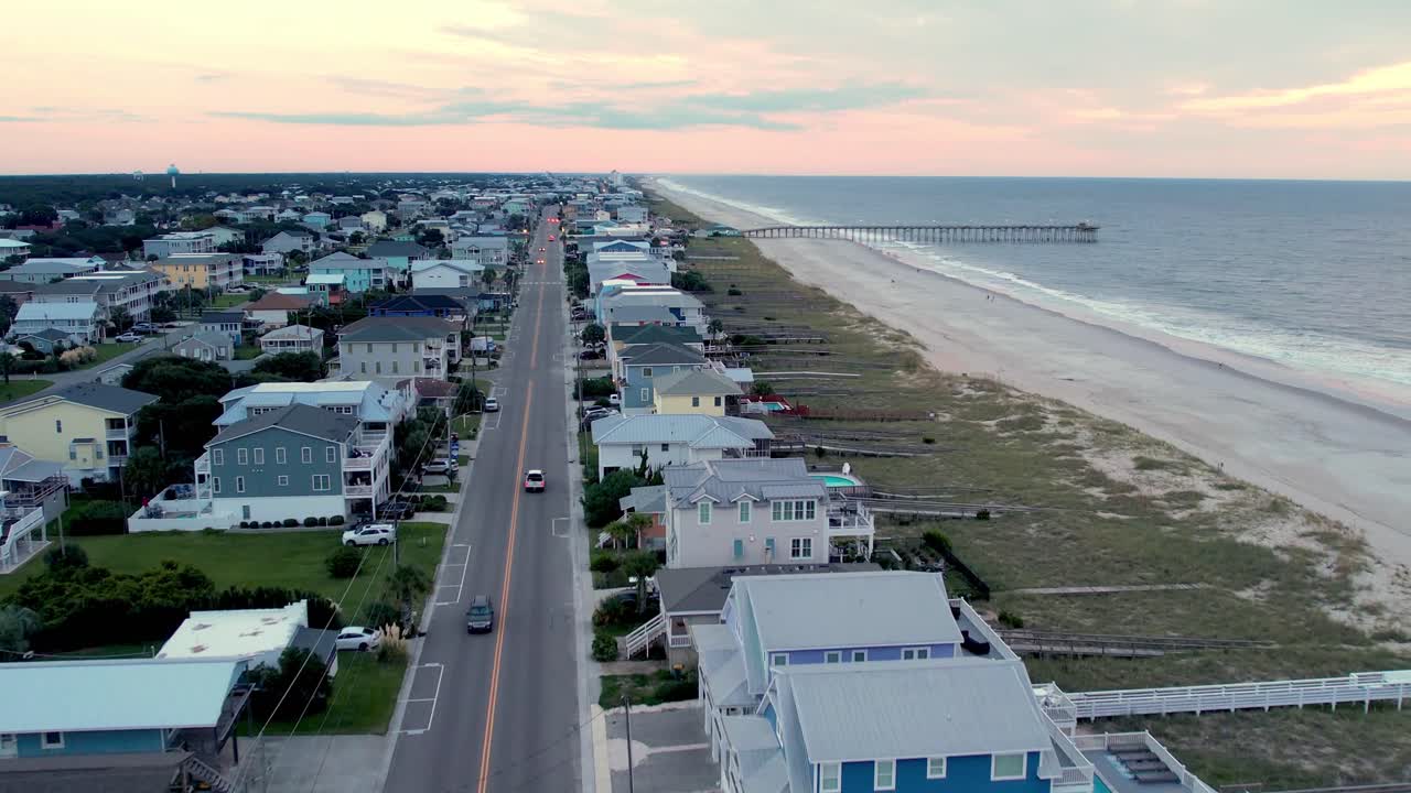 Volo aereo lungo la spiaggia a Kure Beach, Carolina del Nord.