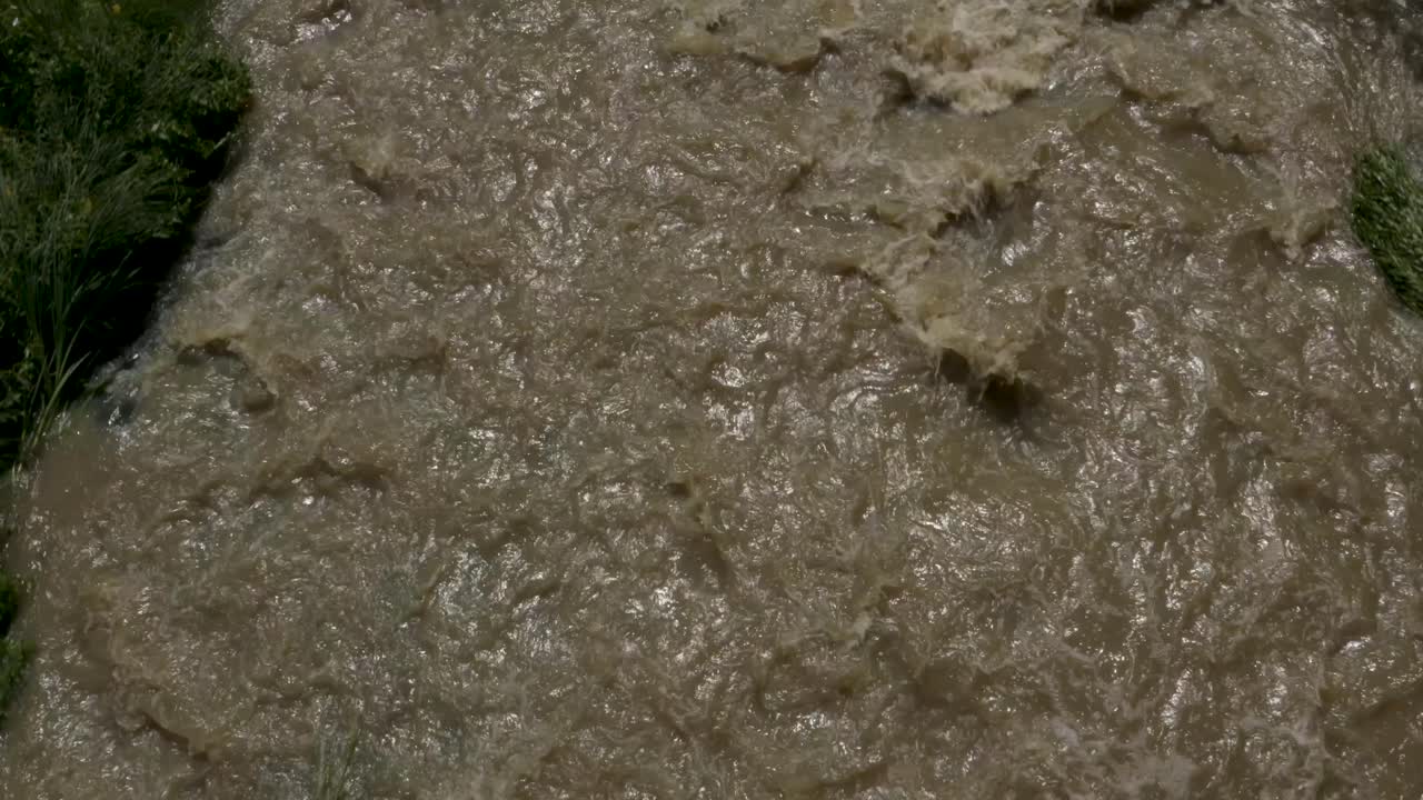 fotografía aérea rápida de arriba hacia abajo de un río fangoso de keravanjoki en kerava, finlandia