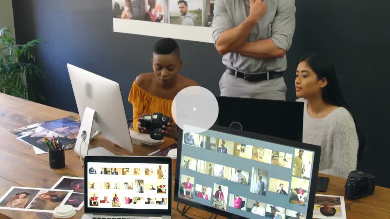 animación de una red de iconos digitales sobre un equipo diverso de fotógrafos discutiendo en el estudio