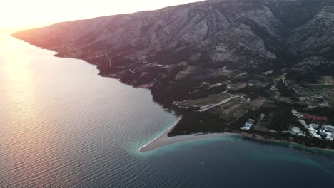 Playa-De-Zlatni-Rat-Al-Atardecer-En-Croacia
